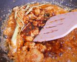 Foto langkah ke 5 dari resep Semur Terong Pedas Ayam Cincang.