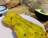 Foto del paso 1 de la receta Pan de cúrcuma y nueces con aguacate, queso fresco y pavo