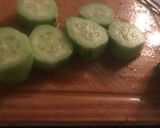 Foto del paso 1 de la receta Pepino relleno de queso con hierbas provenzales y tomate cherry