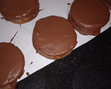 Foto del paso 7 de la receta: Alfajores de chocolate, con baño de cobertura