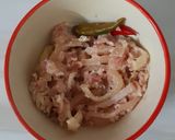 รูปขั้นตอนการทำที่ 1 ของ "ผัดกะเพราแหนมสดหมูสับ" 🐷🌿🌶