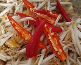 รูปขั้นตอนการทำที่ 1 ของ "ถั่วงอกผัดน้ำมันหอย" Stir Fried Bean Sprouts with Oyster Sauce