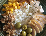 Foto del paso 2 de la receta: Arroz frío con pollo, nueces y más, ¡para un plato energético!💪🏻☀️