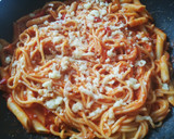 Foto del paso 3 de la receta: Pasta con tomate, chorizo y piquillos