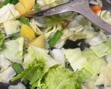 Foto langkah ke 2 dari resep Sop Sayur Tumis.