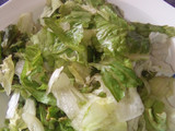 Ensalada Cesar con gallina y mayonesa con cilantro