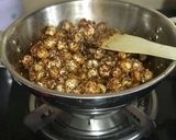 A picture of step 4 of Jaggery Caramelised Fox-nuts/Gud Makhana.