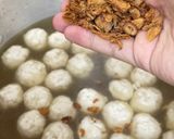 Gambar langkah 5 resipi Sup Bebola Ikan sempoi.
