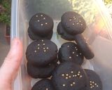 Foto del paso 6 de la receta: Galletitas de chocolate rellenas con dulce de leche