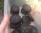 Foto del paso 6 de la receta: Galletitas de chocolate rellenas con dulce de leche