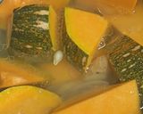 A picture of step 2 of Onion Pumpkin Pork Rib Soup.
