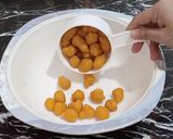 A picture of step 1 of Dahi Phulki.