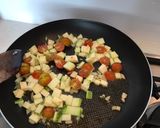 Foto del paso 3 de la receta: Spaghetti con tomates, zapallito y albahaca
