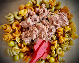 Foto del paso 2 de la receta: Trottole tricolore picante con bonito y alcaparras