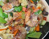 Gambar langkah 3 resipi Tumis Sos Tiram Sayuran, Udang & Cendawan Shitake.