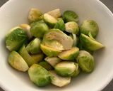 รูปขั้นตอนการทำที่ 1 ของ สลัดกะหล่ำดาว Brussels Sprout Salad