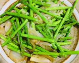 Hình bước làm 3 của món Măng tây non xào tỏi, hành tây