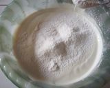 Foto langkah ke 5 dari resep Bolu Mawar Lembut.