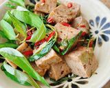 Hình bước làm 2 của món Chả chay rim tiêu rau răm