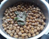 A picture of step 2 of Chole Bedmi Puri.