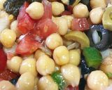 Foto del paso 3 de la receta: Ensalada de garbanzos con Albahaca y Cilantro
