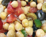 Foto del paso 3 de la receta: Ensalada de garbanzos con Albahaca y Cilantro