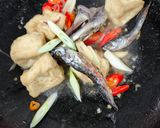 Foto langkah ke 3 dari resep Tumis Tahu ikan pindang.