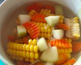 Foto langkah ke 3 dari resep Sayur Bening Jagung Wortel.
