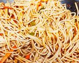 शेजवान नूडल्स(Schezwan noodles recipe in hindi) रेसिपी चरण 5 फोटो