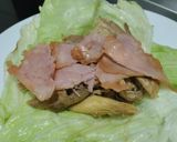 Foto del paso 5 de la receta: Wrap🌮de lechuga🥙de pollo, jamón🌯y cebolla caramelizada🥬🧅🍗🥓🍯🥙