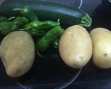 Foto del paso 1 de la receta Puré de patata y calabacín con pimientos del padrón a la plancha