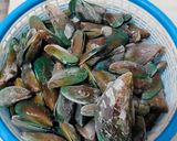 Foto langkah ke 1 dari resep Kerang Ijo Kuah Kuning.