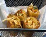 A picture of step 2 of Chicken spring noodles roll.