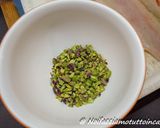 Foto del passaggio 2 della ricetta Involtini di trota ai pistacchi di bronte su bieta arcobaleno