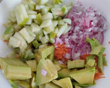 Foto del paso 2 de la receta: Ensalada de manzana verde, zanahoria, cebolla morada, aguacate y mayonesa casera🍏🥑🧅🥕