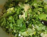 Foto del paso 2 de la receta: Buñuelos de lechuga 🥬 y cebolla de verdeo