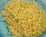 Foto langkah ke 1 dari resep Mie Goreng Sosis Keju.