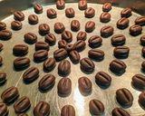 صورة لخطوة 3 من وصفة كوكيز حبات القهوة بثلاث مكونات 😋