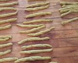 Foto del passaggio 7 della ricetta Trofie di farro ai due pesti,burrata e basilico fritto