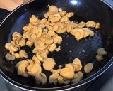 Une image de l'étape 2 de Sauce au thon, tomates séchées et champignons de paris.