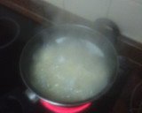 Foto del paso 1 de la receta: Pasta frita y salteada con bacon, salchicha y tomate