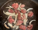 A picture of step 4 of Stir-Fried Bean Sprouts and Garlic Chives with Pork Liver & Chicken Liver Congee.