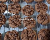 Foto langkah ke 8 dari resep Triple Chocolate Cookies.