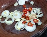 Gambar langkah 2 resipi Telur dadar taugeh.