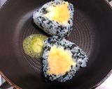 A picture of step 4 of Cheese-in Rice Ball.