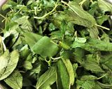 A picture of step 1 of Paat Shaak / Shaag Bhaja (Jute Leaves Stir Fry - Bong style).