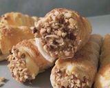 Foto del passaggio 2 della ricetta Cannoncini di pasta sfoglia e crema pasticcera