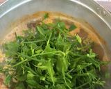 รูปขั้นตอนการทำที่ 3 ของ แกงผักหวานวุ้นเส้นใส่ไข่มดแดงปลาย่าง