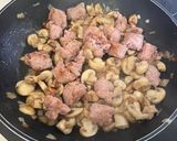 Foto del paso 3 de la receta: Ñoquis con butifarra y champiñones a la trufa