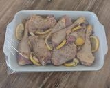 Une image de l'étape 1 de Poulet au Citron, Zaatar de Yotam Ottolenghi.